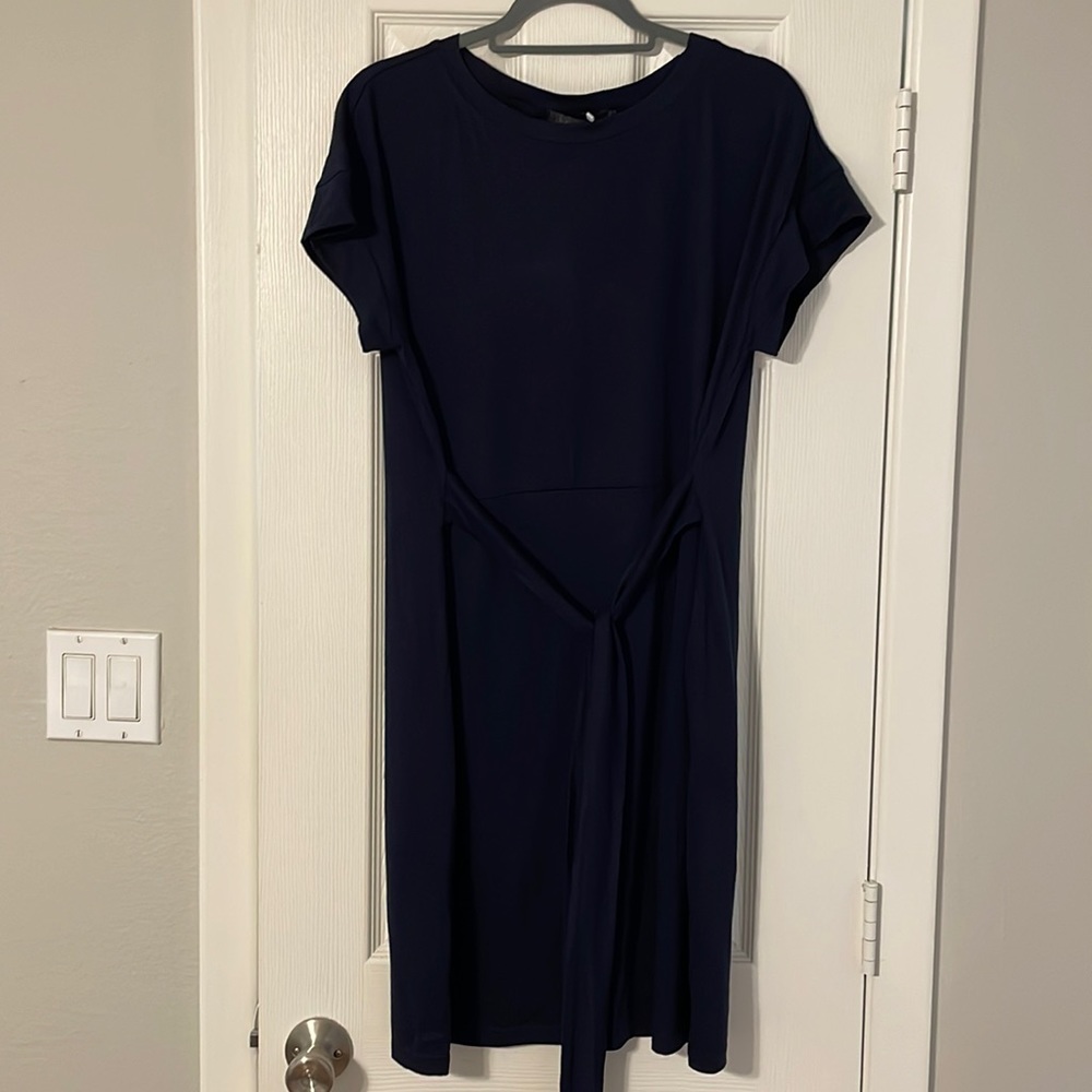 Navy blue casual dress with pockets. Can tie in front or back.
